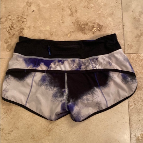 Lululemon shorts size 4 - Picture 2 of 4